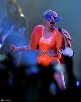 组图：麦莉-赛勒斯巡演换新衣 赘肉外溢煞风景