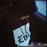 组图：李易峰傲娇不给正脸 侧颜仍帅粉丝一脸血