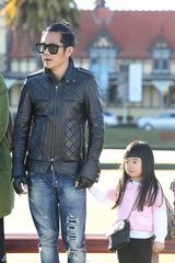 组图：姐姐粉衣开心荡秋千 新西兰湖畔秀光腿