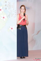 组图：阿娇(钟欣桐)《桐花》专辑祝捷会上欣喜落泪