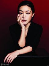 组图：邓家佳登《费加罗》 精致五官演绎复古风