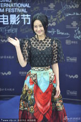 组图：林鹏黑丝配花裙亮相闭幕式蓝毯