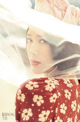 秦岚登《VOGUE》演绎粗眉妆魅力
