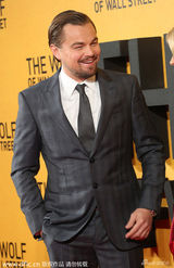 组图：莱昂纳多《华尔街之狼》首映当众理裤带