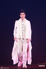 组图：王力宏开唱战袍驾坦克 与伴舞玩暧昧