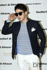 组图：韩星金宇彬郑京浩等献华丽T台秀