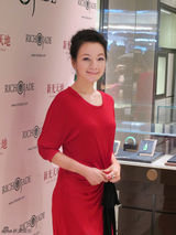 组图：阿雅参加品牌活动 传授翡翠的时尚配搭