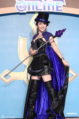 组图：萧亚轩化身性感占卜师 把感情的事放一边 