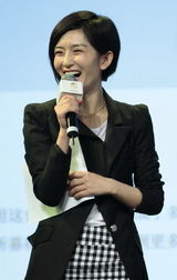 组图：王菲出席慈善活动捐赠演出服拍得35万