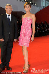 《巴尼的人生》首映 日本导演清水崇戴兔子头套抢镜