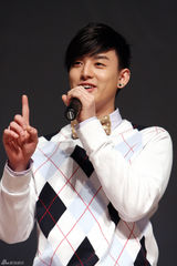 高清组图：韩新组合UKISS见面会 SS501成员助阵弟弟