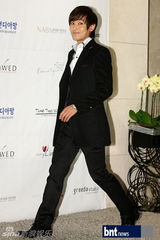 组图：韩笑星洪禄基大婚 SM娱乐家族总动员祝贺