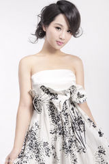 组图：杨紫【演员】办成人礼拍美妆大片 告别童星淑女气十足