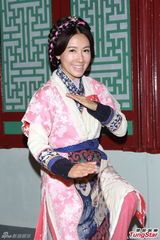 组图：马国明为宣传无惧绯闻 李诗韵秀一字马