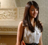 组图：《便衣警官》衣珊“摩登物质女”造型