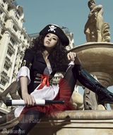 幻灯图:董璇化身女船长展异域风情 为葡萄牙队助威