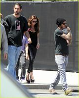 组图：贝克汉姆夫妇携子女外出 小贝紧抱女儿秀父爱