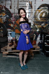 组图：李小璐压轴品牌时尚秀 骑木马大发童心