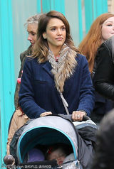 组图：阿尔芭一家逛街晒幸福 与老公贴面看手机