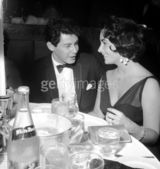 组图：伊丽莎白-泰勒与历任丈夫甜蜜瞬间