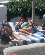 组图：赛琳娜泳池边秀比基尼 电话粥煲不停