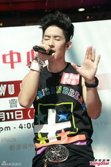 组图：吴建豪盼红馆开唱 签唱与粉丝亲密互动