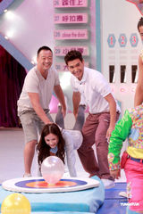 幻灯图：曾志伟五彩现身《奖门人》 王喜秀肌肉 