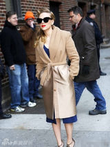 组图：斯嘉丽复古装现身街头宣传新片 红唇性感