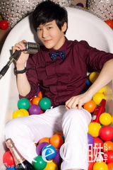 组图：李炜圣诞主题大片曝光 躺浴缸卖萌