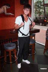 组图：周丽淇预祝生日 感情随缘绝不隐瞒