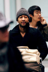 组图：John Legend携女友抵京 与李玟备战不亦乐乎