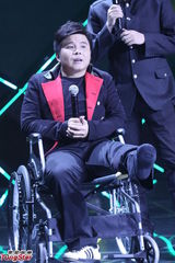 组图：水木年华新作重温经典 缪杰坐轮椅现身宣传