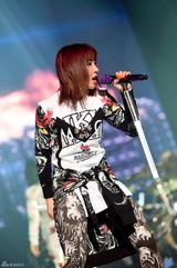 组图：2NE1巡演首尔站台起跑 舞台个性火爆