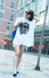 组图：贾青街拍骷髅头图案上衣搭潮包