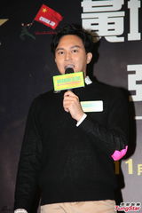 组图：张智霖亮相签唱会 气质优雅帅气养眼