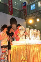 高清图：曾轶可《勇敢孩子气版》签唱 与歌迷同庆功