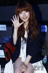 组图：韩星UEE大气走秀 SHINee珉豪金宇彬助阵