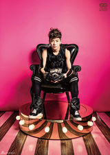 组图：王栎鑫曝粉色系写真 无袖衣露健硕肌肉