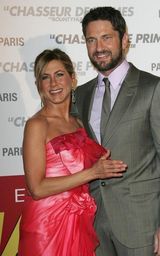 高清图：《赏金猎人》巴黎首映 安妮斯顿红裙夺目