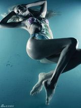 组图：超模卡洛琳-莫菲登《Vogue》秀性感泳装