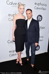 组图：妮可紧身皮裙现身 超模超低深V真空露胸