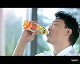 组图：陈奕迅为广告扮白领 “果蔬”形象耳目一新