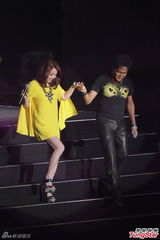 组图：齐秦澳门开唱庆端午 辛晓琪黄裙助阵