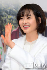 组图：高雅拉拄拐亮相签名会 剪刀手卖萌不断