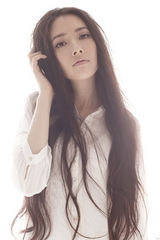 组图：郭碧婷空灵写真清新纯美 齐腰长发飘逸