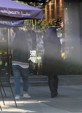 独家：李湘素颜外出车内啃三明治