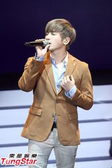 组图：神话李珉宇难忘炸鸡排 搞笑舞姿逗粉丝