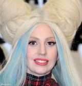 组图：Gaga雷装似神龙摆尾 白娘子头推真人娃娃