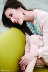 组图：倪妮恬静柔美封面写真肌肤白皙