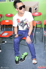 组图：梁汉文玩独木舟脚被割 亮相展示伤口